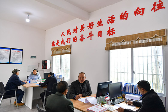 四川省廣安市廣安區(qū)深入推進(jìn)“小平故里紅”黨建示范行動(dòng)“紅色磐石”工程，選拔懂農(nóng)業(yè)、愛(ài)農(nóng)村、為農(nóng)民、善治理的村黨組織書(shū)記，激發(fā)鄉(xiāng)村振興內(nèi)生動(dòng)力。圖為廣安區(qū)興平鎮(zhèn)龍孔村黨員干部在村活動(dòng)中心為群眾提供便民服務(wù)。張國(guó)盛  左茂胡  攝.JPG