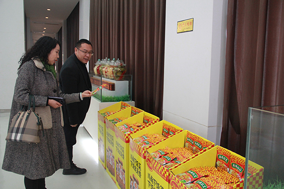 川南釀造有限公司副總經(jīng)理費敏向本刊記者介紹產(chǎn)品  .JPG