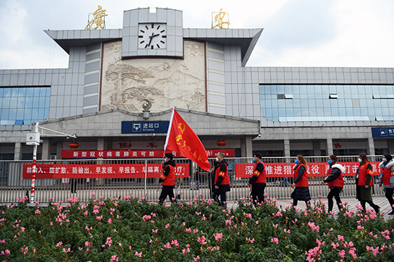 黨員突擊隊奮戰(zhàn)在抗疫一線.JPG