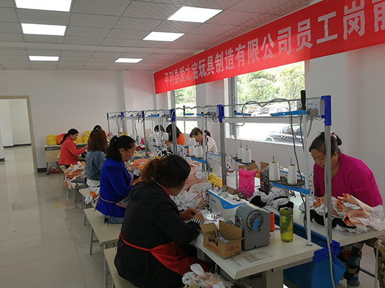 搬遷戶家庭婦女過上了“樓上居住、樓下就業(yè)”的幸福生活  熊榮軍 攝.jpg