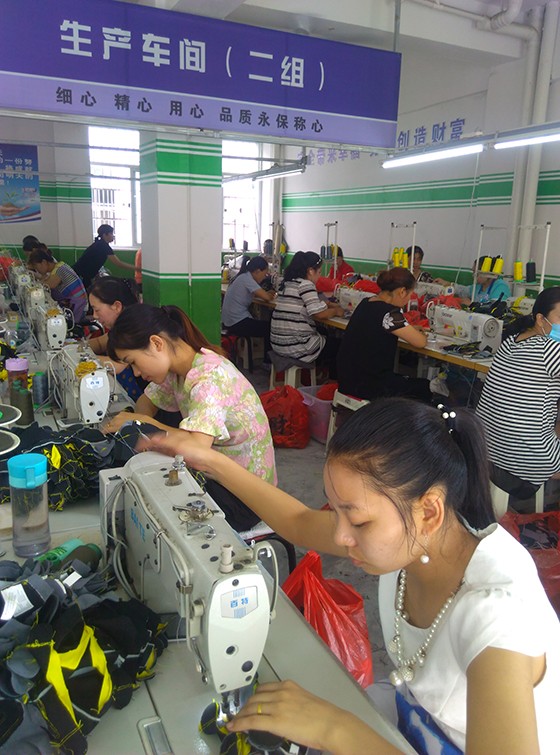 平利搬遷戶家庭婦女經(jīng)培訓上崗，在社區(qū)工廠當上了工人  熊榮軍 攝.jpg