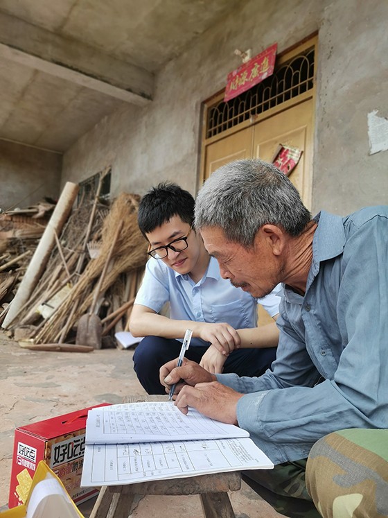 信貸員到農(nóng)戶家中發(fā)放扶貧貸款.jpg