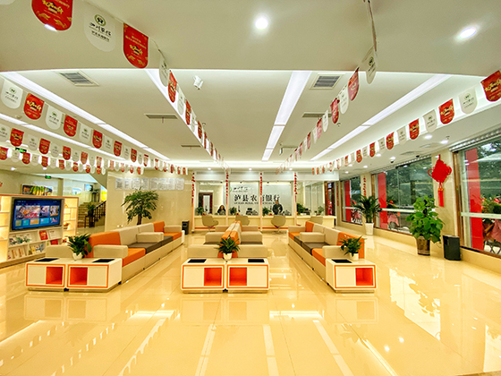寬敞明亮的營業(yè)大廳.jpg