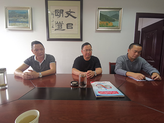 富順縣文化廣播電視和旅游局局長(zhǎng)周春文(中）介紹富順文旅融合發(fā)展情況  周淼葭 攝.jpg