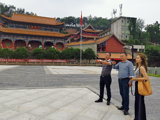 富順縣文化廣播電視和旅游局旅游股股長(zhǎng)顏力（中）介紹西湖片區(qū)清淤打造情況  周淼葭 攝.jpg