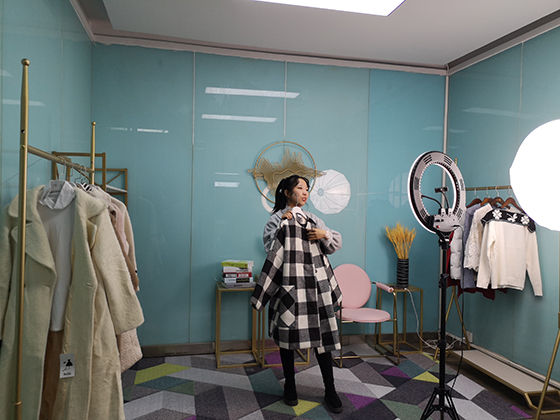 主播直播美妝服飾 圖片來自網(wǎng)絡(luò).jpg