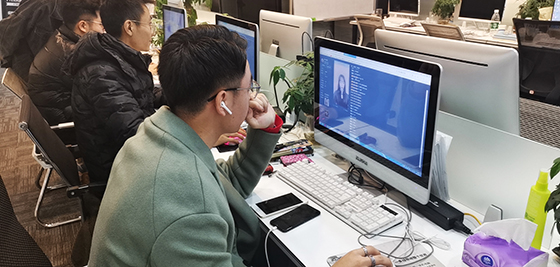 網(wǎng)絡(luò)直播公司職員進(jìn)行后臺監(jiān)控  潘興揚(yáng) 攝.jpg