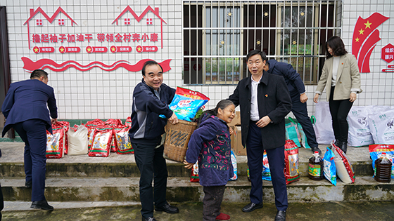 1 自貢銀行領(lǐng)導(dǎo)為貧困戶(hù)發(fā)放慰問(wèn)物資.jpg