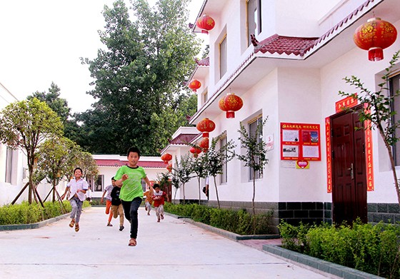 易地扶貧搬遷開啟幸福新生活  潘建勇 攝.jpg