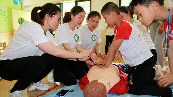 2萌雅幼兒園的小朋友和長江故里小記者在內(nèi)江市東興區(qū)中醫(yī)醫(yī)院護士指導(dǎo)下練習心肺復(fù)蘇手法.jpg