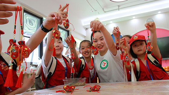 4內(nèi)江市東興區(qū)中醫(yī)醫(yī)院護士與萌雅幼兒園的小朋友和長江故里小記者共同展示他們共同制作的中藥驅(qū)蚊香包.jpg