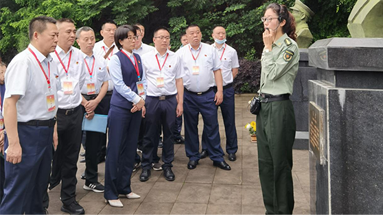 1參訓(xùn)黨員干部在紅軍烈士紀(jì)念園聆聽(tīng)先烈的光榮事跡.png