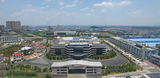 湖南新型顯示器件產(chǎn)業(yè)鏈：到2022年規(guī)模超過1500億元。圖為藍(lán)思科技  李廣軍 攝.jpg