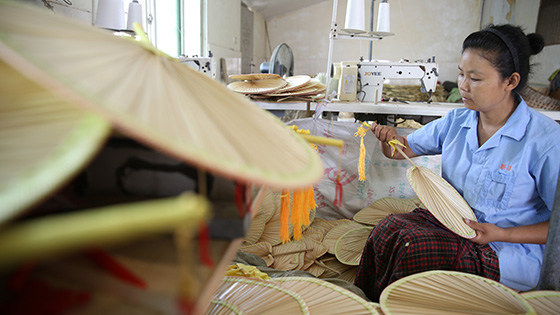 1)2021年7月20日，四川省內(nèi)江市東興區(qū)楊家鎮(zhèn)金銀嘴村村民正在加工制作蒲扇 (4).jpg