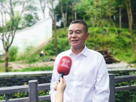 雨城區(qū)委書記高福強(qiáng)接受媒體采訪 攝影 彭艷.jpg