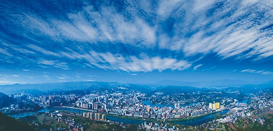 藍(lán)天白云下的宣漢縣城  宣漢縣委宣傳部供圖.jpg