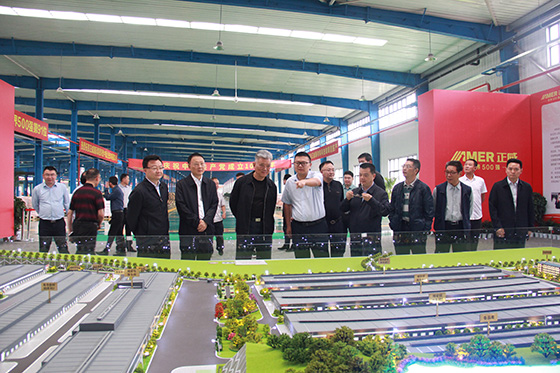 四川省縣域經(jīng)濟(jì)學(xué)會(huì)調(diào)研組在宣漢縣普光經(jīng)濟(jì)開(kāi)發(fā)區(qū)了解園區(qū)情況  周淼葭 攝.JPG