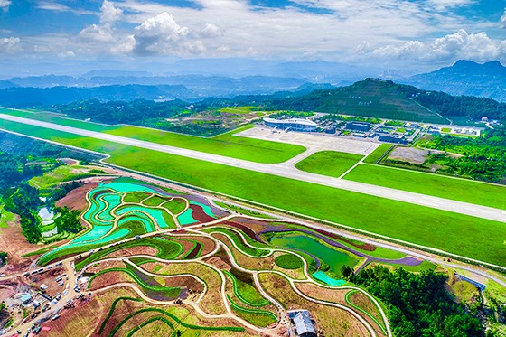 空港花田——遠(yuǎn)眺恩陽(yáng)機(jī)場(chǎng)  巴中市恩陽(yáng)區(qū)發(fā)展和改革局供圖.jpg