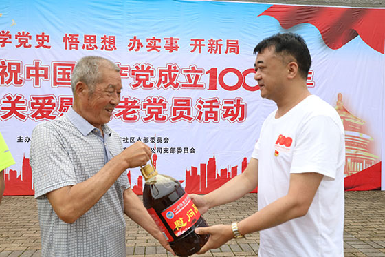 向老黨員發(fā)放慰問(wèn)品.jpg