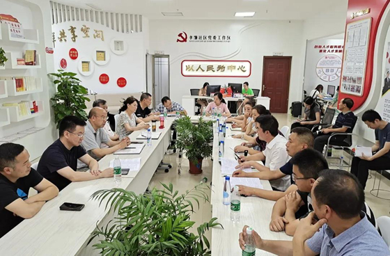 社區(qū)”大黨委“成員單位、聯(lián)包幫單位等召開聯(lián)席會(huì)共商社區(qū)事項(xiàng).jpg