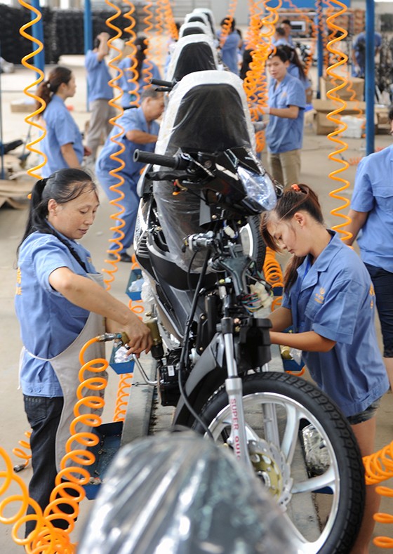 四川廣安繁忙的摩托車生產(chǎn)車間 廣安市委宣傳部供圖.jpg