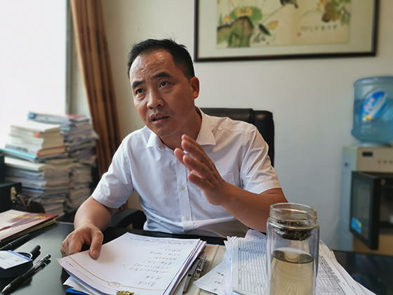 榮縣農(nóng)業(yè)農(nóng)村局局長(zhǎng)朱和能介紹榮縣茶業(yè)整體發(fā)展情況  周淼葭 攝.jpg