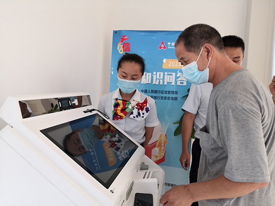 2綜合柜員引導客戶使用智能柜員機辦理業(yè)務.jpg