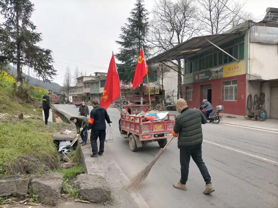 黨員志愿隊伍開展環(huán)境整治.jpg