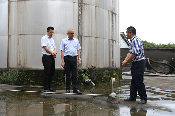 瀘州農(nóng)商銀行黨委書記張偉查看九曲河釀酒有限公司受損情況.JPG