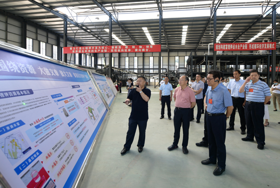 專家學(xué)者調(diào)研宣漢縣域經(jīng) 濟(jì)發(fā)燕尾服（周淼葭攝）.jpg