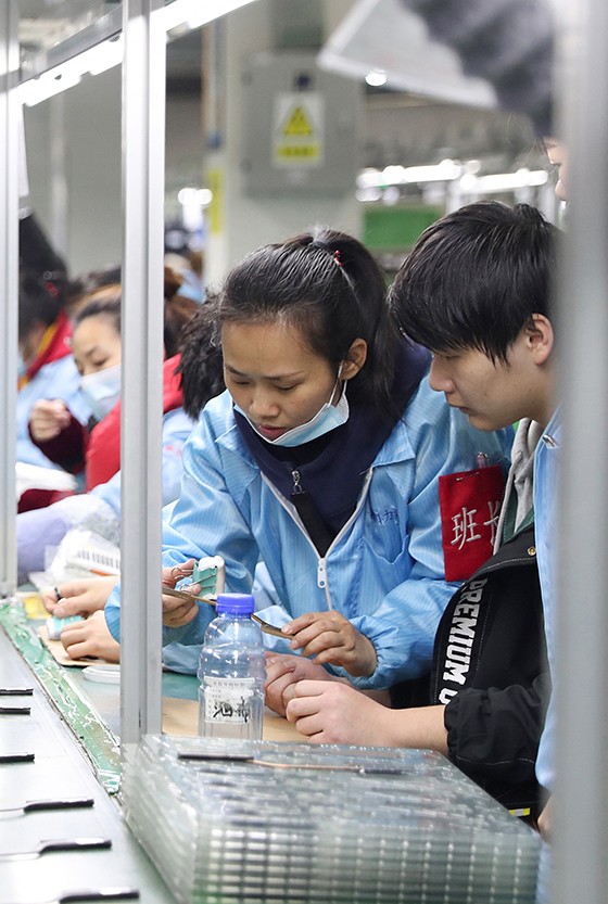 1月4日，四川省華鎣市力泓電子廠生產(chǎn)車間的流水線上，一位新員工在崗位上接受應(yīng)急培訓(xùn)邱海鷹 攝.JPG