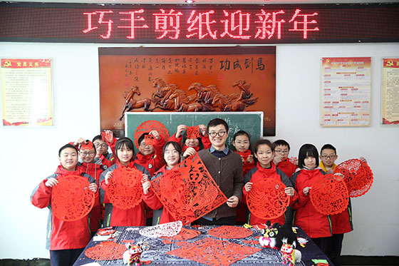 四川省內(nèi)江市東興區(qū)初級中學(xué)剪紙社團(tuán)的學(xué)生剪出一幅幅剪紙作品慶祝虎年新春  蘭自濤 攝.jpg