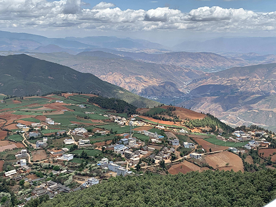 云南省賓川縣的葡萄產(chǎn)業(yè)享譽全國。圖為賓川縣鄉(xiāng)村一景  董志宏 攝.jpg