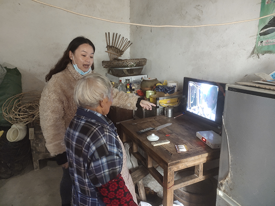 1646376735838416.png 周婭娜到脫貧戶陳婆婆家走訪.png