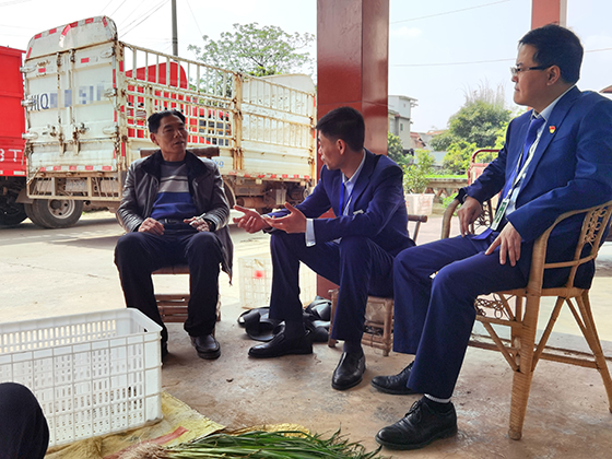 1宜賓農(nóng)商銀行菜壩支行客戶經(jīng)理實(shí)地了解李逢貴生活工作情況，與其交心談心.jpg