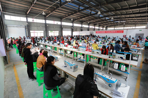 （4）四川省古藺縣服飾企業(yè)的生產(chǎn)車間  古藺縣委宣傳部供圖.png