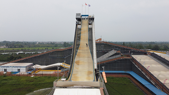 (1)2020年建成的冬奧會(huì)標(biāo)準(zhǔn)滑雪大跳臺(tái)  成都市新都區(qū)斑竹園街道供圖.jpg