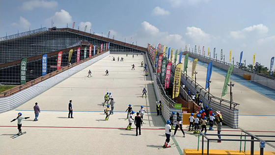 (4)青少年在四季滑雪場(chǎng)學(xué)習(xí)滑冰 成都市 新都區(qū)斑竹園街道供圖.jpg