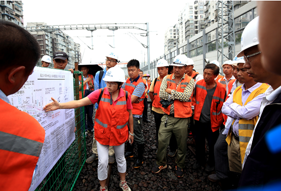 (4)中鐵二局新運(yùn)工程有限公司成蒲項(xiàng)目經(jīng)理、高級(jí)工程師來瓊（左二）.png