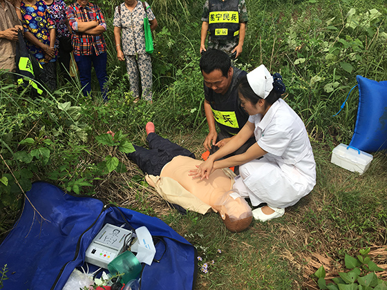 (2)開(kāi)展村民急救培訓(xùn).JPG