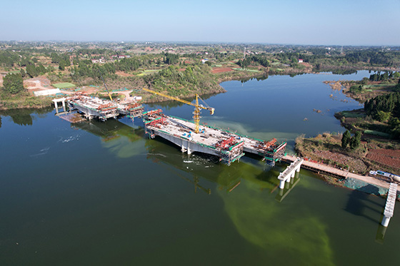 (3)四川省內(nèi)江市東興區(qū)順河鎮(zhèn)的內(nèi)（江）大（足）高速公路聯(lián)合水庫大橋施工現(xiàn)場  蘭自濤 攝.jpg