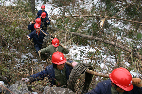 (3)岳池縣輸變電工人在施工作業(yè)（受訪者供圖）.JPG
