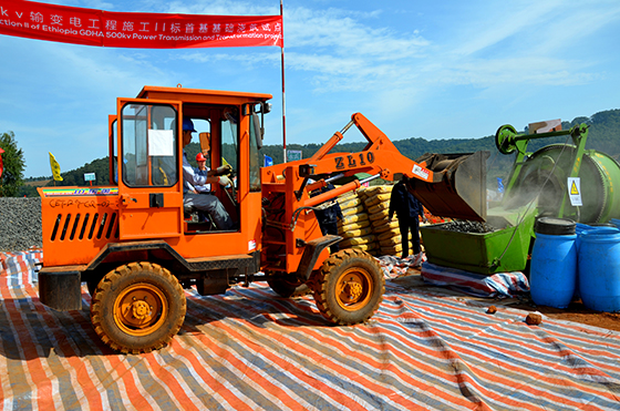 (2)岳池縣輸變電工人遠赴埃塞俄比亞從事輸變電建設(shè)（受訪者供圖）.jpg