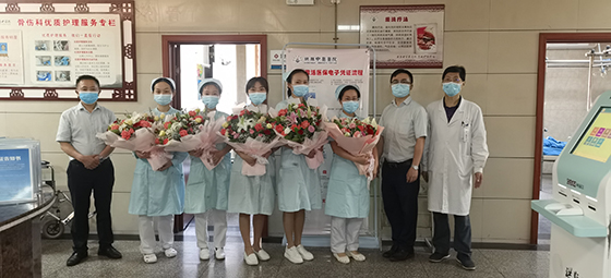 3珙縣農(nóng)商銀行前往醫(yī)院慰問一線護士.jpg