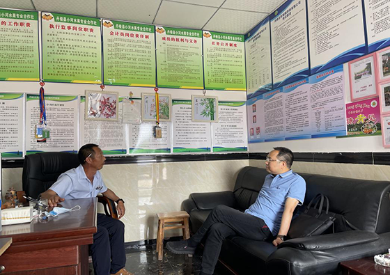 2總行黨委書記、董事長劉國平帶領(lǐng)支行負(fù)責(zé)人到張場鎮(zhèn)小河村調(diào)研，與家庭農(nóng)場負(fù)責(zé)人交談.png
