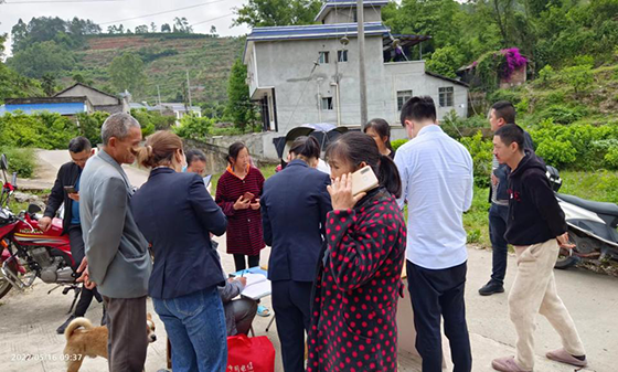 4仁美支行客戶經(jīng)理在田間地頭采集客戶信息.png