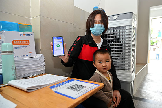 3接種人群在預檢分診掃碼亮碼.jpg