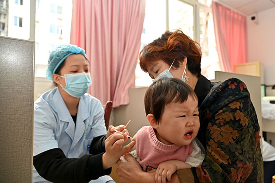 4醫(yī)護人員有序為0至4周歲兒童進行免疫接種.jpg