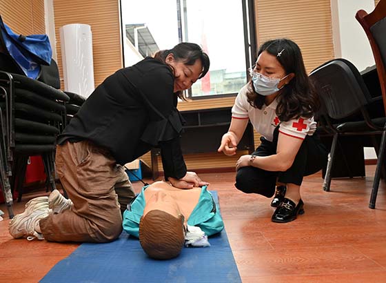 1)5月25日，內(nèi)江市東興區(qū)富溪鎮(zhèn)紅十字救護(hù)員正在接受胸外按壓訓(xùn)練.jpg