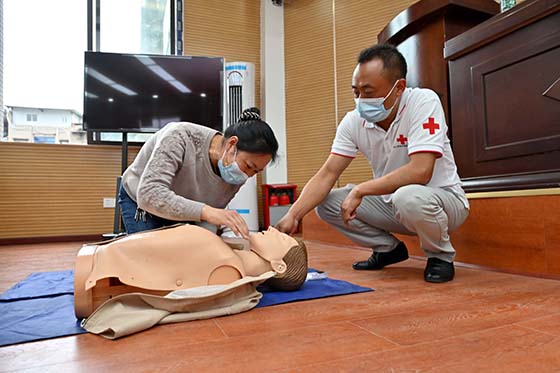 4)5月25日，內(nèi)江市東興區(qū)富溪鎮(zhèn)紅十字救護(hù)員在救護(hù)培訓(xùn)師的指導(dǎo)下正確拍打和呼喚病人.jpg